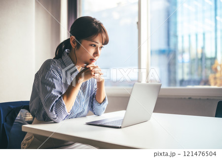 女性ポートレート 121476504