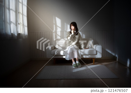 女性のせつないポートレート 121476507