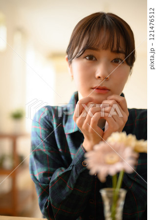 女性ポートレート 121476512