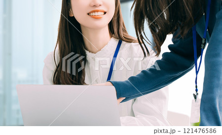 パソコンを使う2人のビジネスウーマン 121476586