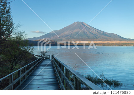 Beautiful view of Mt. Fuji and Lake Yamanaka in autumn, Yamanashi, Japan Beautiful view of Mt. Fuji and Lake Yamanaka in autumn, Yamanashi, Japan 121476880