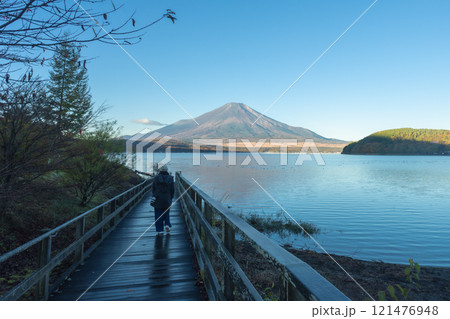 Beautiful view of Mt. Fuji and Lake Yamanaka in autumn, Yamanashi, Japan Beautiful view of Mt. Fuji and Lake Yamanaka in autumn, Yamanashi, Japan 121476948