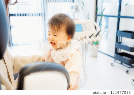 乳児検診を受けて笑顔の乳児 乳児検診を受けて笑顔の乳児 121477018