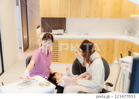 乳児検診を受ける乳児と母親 121477053