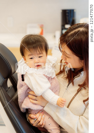 乳児検診を受けて不安顔な乳児 乳児検診を受けて不安顔な乳児 121477070