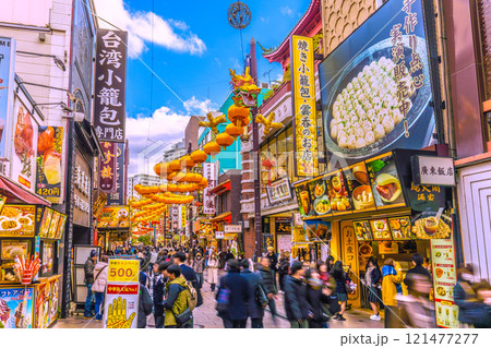 日本の横浜都市景観 2025春節燈花。青空に恵まれ、賑わう中華街大通り…新時代に幸あれ…＝12日 121477277