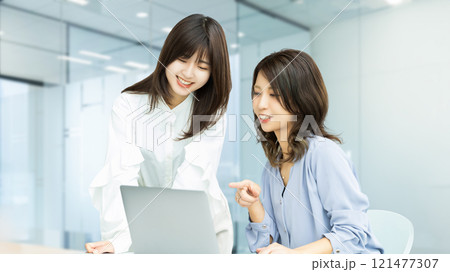 パソコンを使ってミーティングをする2人の女性・ビジネスウーマン 121477307