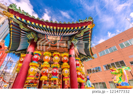 日本の横浜都市景観2025春節燈花。山下町公園・憩いの場「會芳亭」前に龍などが登場…＝12日 121477332