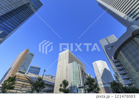 大阪駅と梅田のビル群 (大阪府大阪市北区梅田) 大阪駅と梅田のビル群 (大阪府大阪市北区梅田) 121478083