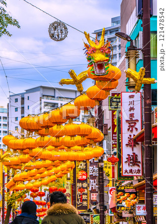日本の横浜都市景観 2025春節燈花。賑わう中華街大通り…新時代に幸あれ 日本の横浜都市景観 2025春節燈花。賑わう中華街大通り…新時代に幸あれ 121478542