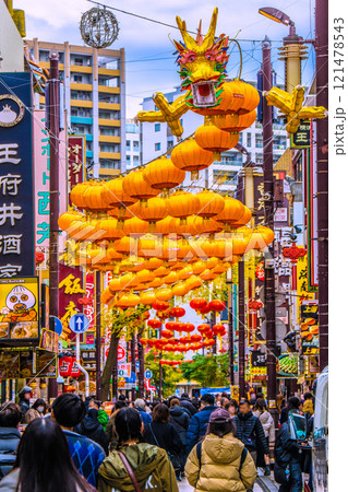 日本の横浜都市景観 2025春節燈花。賑わう中華街大通り…新時代に幸あれ 日本の横浜都市景観 2025春節燈花。賑わう中華街大通り…新時代に幸あれ 121478543