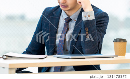 問題を抱えて悩む男性ビジネスマン 121478575