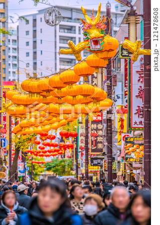 日本の横浜都市景観 2025春節燈花。賑わう中華街大通り…新時代に、希望の光… 121478608