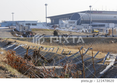東日本大震災で倒れた仙台空港の柵Fence at Sendai Airport collapsed  121478620
