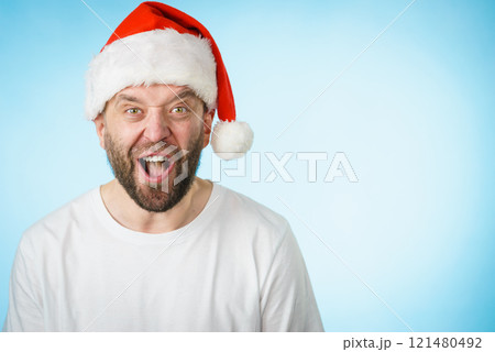 Surpriced man in santa claus hat 121480492