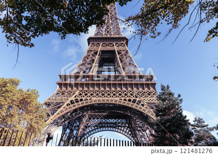 The view of Eiffel tower with blue sky 121481276