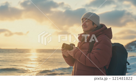 海辺で初日の出を撮影する日本人男性 海辺で初日の出を撮影する日本人男性 121481822