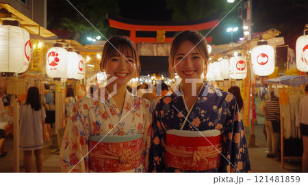 福岡の櫛田神社で浴衣姿の日本人女性が楽しむ. 121481859