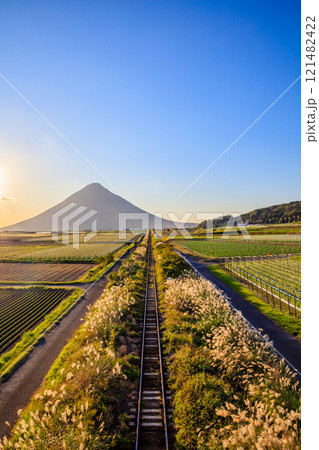 秋の開聞岳と指宿枕崎線　夕景　鹿児島県指宿市 121482422