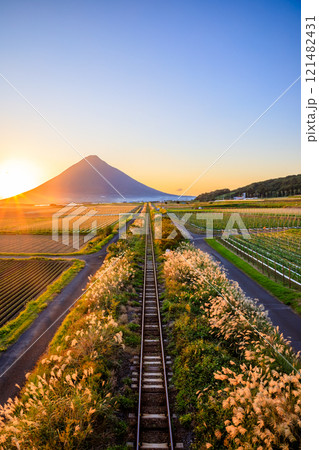 秋の開聞岳と指宿枕崎線と夕日　鹿児島県指宿市 121482431