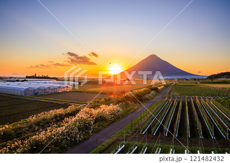 秋の開聞岳と指宿枕崎線と夕日　鹿児島県指宿市 121482432