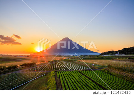 秋の開聞岳と指宿枕崎線と夕日　鹿児島県指宿市 121482436