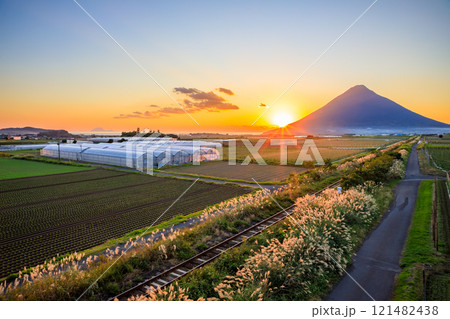 秋の開聞岳と指宿枕崎線と夕日 鹿児島県指宿市 秋の開聞岳と指宿枕崎線と夕日 鹿児島県指宿市 121482438