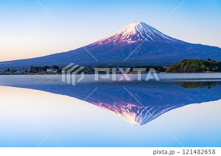 【富士山素材】河口湖に完璧に映り込んだ朝焼けの富士山【山梨県】 【富士山素材】河口湖に完璧に映り込んだ朝焼けの富士山【山梨県】 121482658