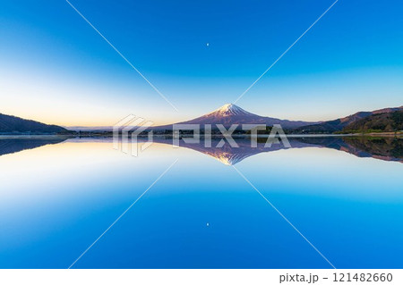 【富士山素材】河口湖に完璧に映り込んだ朝焼けの富士山【山梨県】 121482660