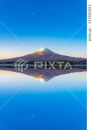 【富士山素材】河口湖に完璧に映り込んだ朝焼けの富士山【山梨県】 121482661