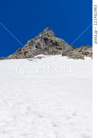 初夏の北アルプス槍ヶ岳の残雪期登山　槍ヶ岳　槍の穂先 121482963