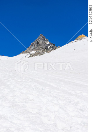 初夏の北アルプス槍ヶ岳の残雪期登山　殺生ヒュッテと槍ヶ岳 121482965