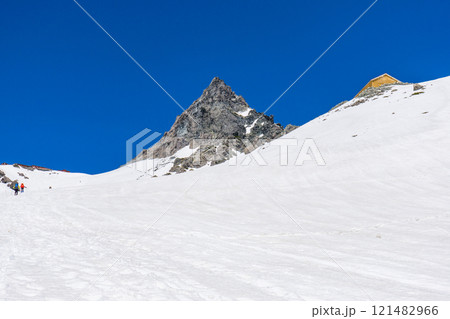 初夏の北アルプス槍ヶ岳の残雪期登山　殺生ヒュッテと槍ヶ岳 121482966