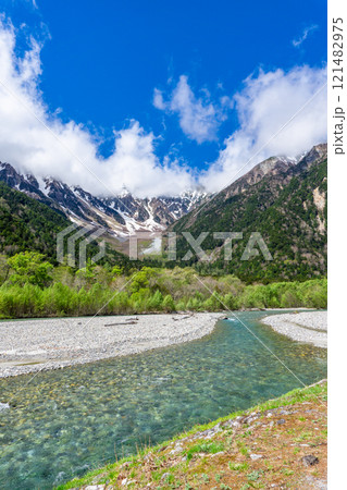 初夏の上高地自然遊歩道 早朝の森林浴ウォーキング 梓川と岳沢 初夏の上高地自然遊歩道 早朝の森林浴ウォーキング 梓川と岳沢 121482975