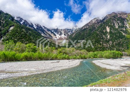 初夏の上高地自然遊歩道　早朝の森林浴ウォーキング　梓川と岳沢 121482976