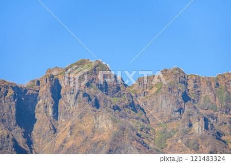 西岳の稜線に山の反対側の霧氷が見える絶景【大望峠展望台より撮影】 121483324