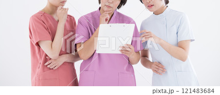 看護師の横並びで医局などで申し送りや打ち合わせをするイメージ　治療計画などで困る悩む考える顔無し 121483684