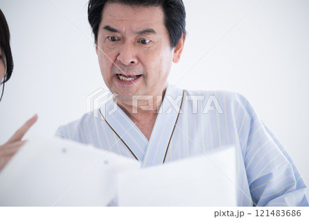 健康診断の結果で看護師に保健指導される患者のクローズアップ 121483686