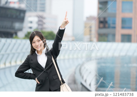 都会で指差しをするビジネスウーマン 121483738