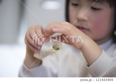 子供と楽しむ手作り餃子の時間 子供と楽しむ手作り餃子の時間 121483909