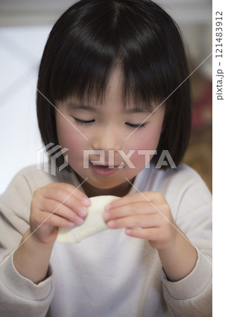 子供と楽しむ手作り餃子の時間 子供と楽しむ手作り餃子の時間 121483912