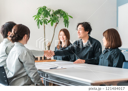 商談・打ち合わせで握手する作業服姿のビジネスマン（契約・パートナー・成立・成功） 121484017