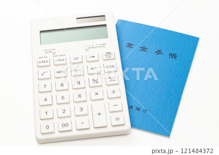 白背景に電卓と年金手帳 白背景に電卓と年金手帳 121484372