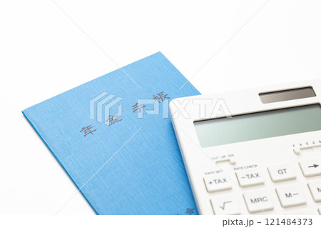 白背景に電卓と年金手帳 白背景に電卓と年金手帳 121484373