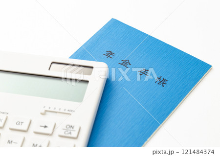 白背景に電卓と年金手帳 白背景に電卓と年金手帳 121484374