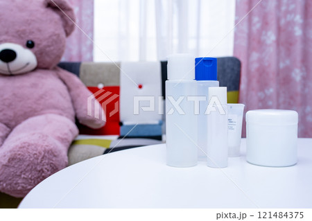 若い女性のスキンケアイメージ　女子の化粧品選び　スキンケア　肌ケア　 121484375