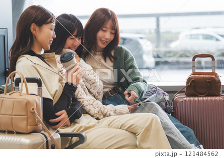 女子旅出発前にワクワクしているイメージ 女子旅出発前にワクワクしているイメージ 121484562