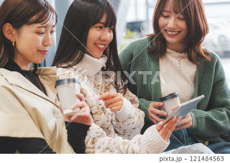 女子旅出発前にワクワクしているイメージ 121484563