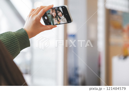 女子旅出発前にワクワクしているイメージ 121484579