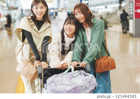 女子旅出発前にワクワクしているイメージ 女子旅出発前にワクワクしているイメージ 121484583